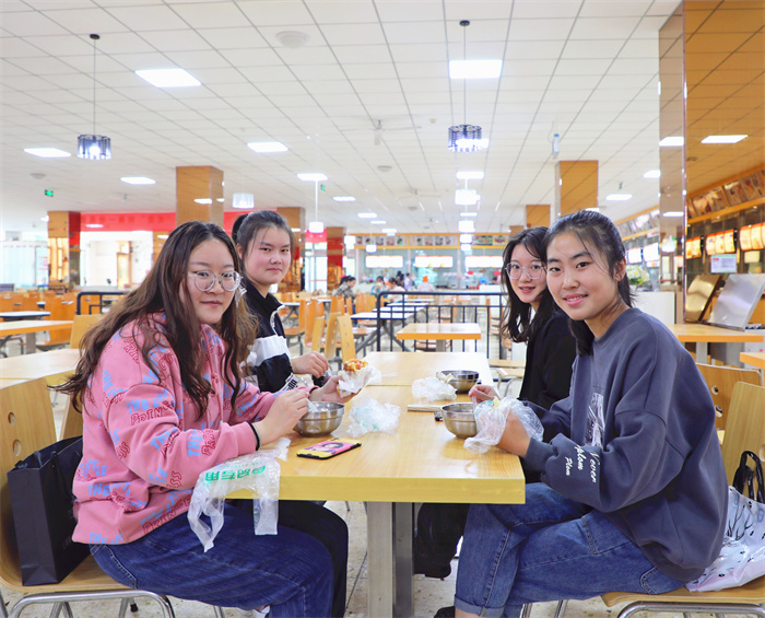 奥马资料大全学生在二号服务中心就餐1.jpg